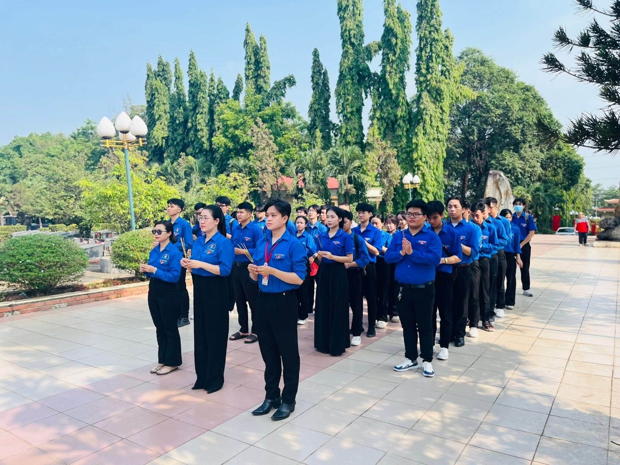 TUỔI TRẺ DNTU THAM GIA HOẠT ĐỘNG TRI ÂN – LAN TỎA TINH THẦN YÊU NƯỚC 